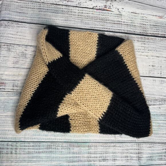 BDG Urban Outfitters Chunky Knit Infinity Scarf Black Tan Striped One Size - Picture 2 of 4